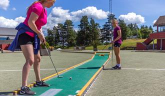 jenter spiller minigolf i Skien fritidspark