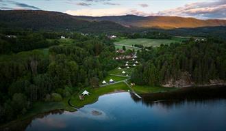dronebilde av Lystang Camping på Notodden