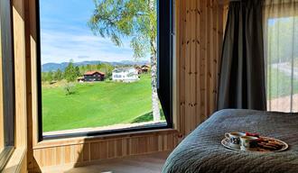 utsikt fra soverom på hytte på Bplkesjø Gård