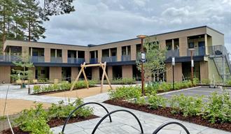 The newly built Hotell fritidsparken from the outside with a playground