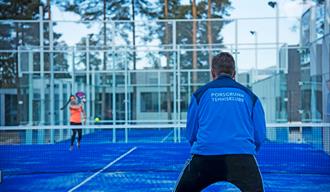 mann og dame spiller padeltennis i Skien fritidspark