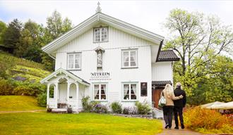 Uteservering på Nutheim med utsikt