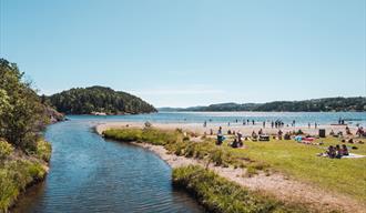 Olavsberget badeplass i Porsgrunn med mennesker som soler seg