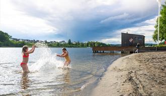 barn som bader på Osebakken badeplass