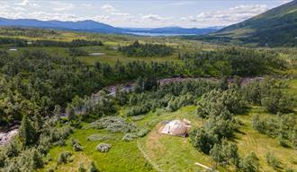 dronebilde av Arctic Dome i flott natur på Rauland