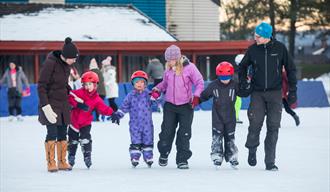 familie på skøytebanen i Skien fritidspark