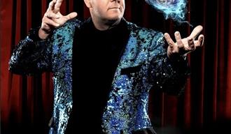 mann med glitter på jakka i blå farger