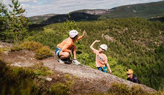 2 jenter som klatrer via ferrata på Gautefall