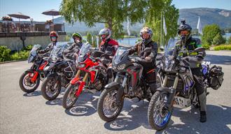 4 motorsyklister på HUB Riding ved Straand Hotel i Vrådal