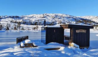 Panorama badstue i vinter med snø