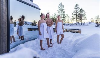 3 unge mennesker i snøen foran Panorama badstu