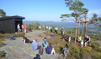 Braknesheia, utsikt over Prestestranda . Arrangement med mye folk, gapahuk og sol