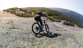 syklist sykler på Svaberg i Nissedal