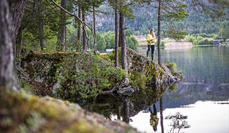 dame som fisker i et fiskevann i Vrådal