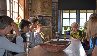 group of children at a house on Heddal bygdetun