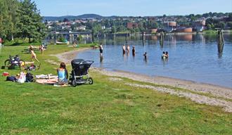 folk som bader på Bakkestranda i Skien