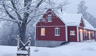 rød hus i snøen