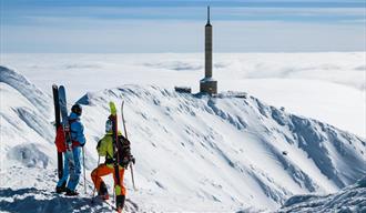 folk med ski på Gaustatoppen