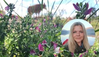 grønne planter med lilla orkideer i forkant, rundt bilde av lys dame med sort skjorte