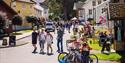 mange mennesker i folkestadbyen på en sommerdag