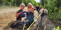 2 jenter klapper hundene fra Telemark Husky Tours