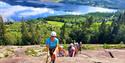 gruppe går opp Via Ferrata i Fyresdal