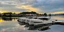 båtene fra Canal Boats Telemark ligger på brygge i Porsgrunn