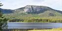 hiking area with lake and mountains near the Wilderness Adventure motorhome parking