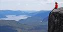 dame sitter på en fjell på Hægefjell og ser ut over Nissedal