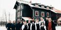 employees in front of Tuddal Høyfjellshotel in the winter