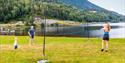 familie spiller volleyball ved Saga Sauna i Hjartdal