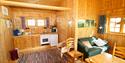 Kjøkken og stue i hytte Fossumsanden camping og hytteutleie