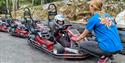 Klar til å kjøre gokart, med instruksjoner fra ansatt hos Kragerø Action Park