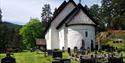 den gamle steinkirken i Kviteseid med gravlund