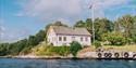 Langøya Hovedgård restaurant og kultursted sett fra vannet