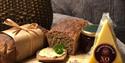 Fjøl med grovbrød og ostepakke