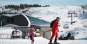 mann og barn på Gautefall skisenter