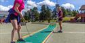 jenter spiller minigolf i Skien fritidspark