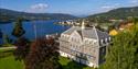 dronebilde fra Brattrein Hotell med Notodden by i bakgrunn