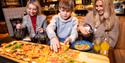 gjester som spiser pizza på Øya Spiseri