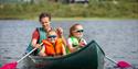 far padler kano med døtrene sine på Vierli, Rauland