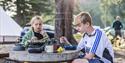 barn som spiser mat på Sandviken Camping