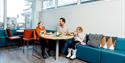 familie som spiser frokost