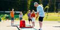 gjester som spiller minigolf i Skien fritidspark