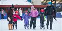 familie på skøytebanen i Skien fritidspark