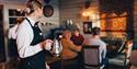 folk koser seg på Tuddal Høyfjellshotell