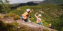 2 jenter som klatrer via ferrata på Gautefall