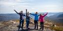 gruppe jenter på toppen av Hægefjell