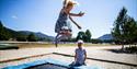 barn hopper i trampoline på Straand Sommerland i Vrådal