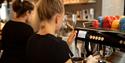 2 barista som lager kaffe hos Kaffebrenneri Farstad & Co i Skien